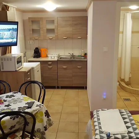Deak Vendeghaz Apartman Guest house *