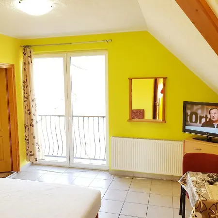 Deak Vendeghaz Apartman 招待所 *